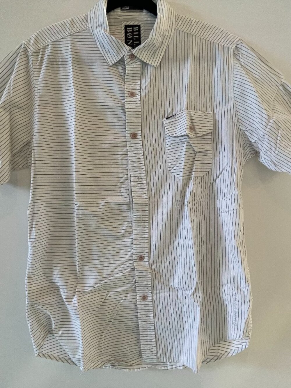 Billabong Short Sleeve Pinstripe Button-Up Shirt | Size M | White / Navy Stripe